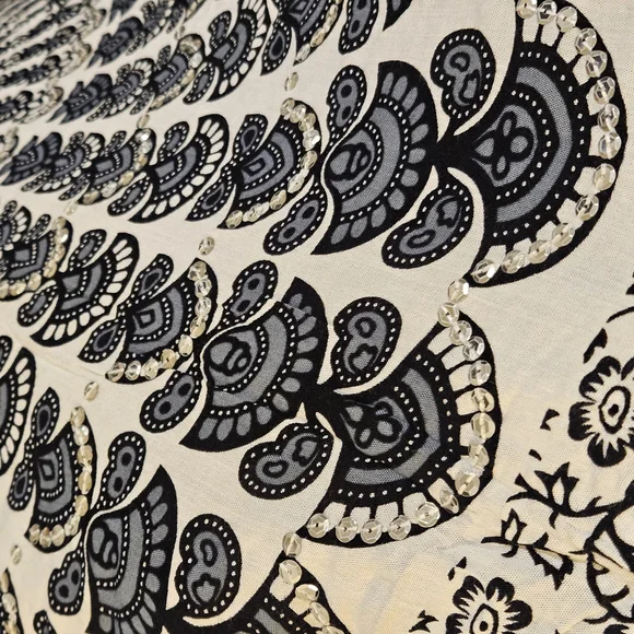 Elegant Black and White Sarong Swimwear - Picture 6 of 7